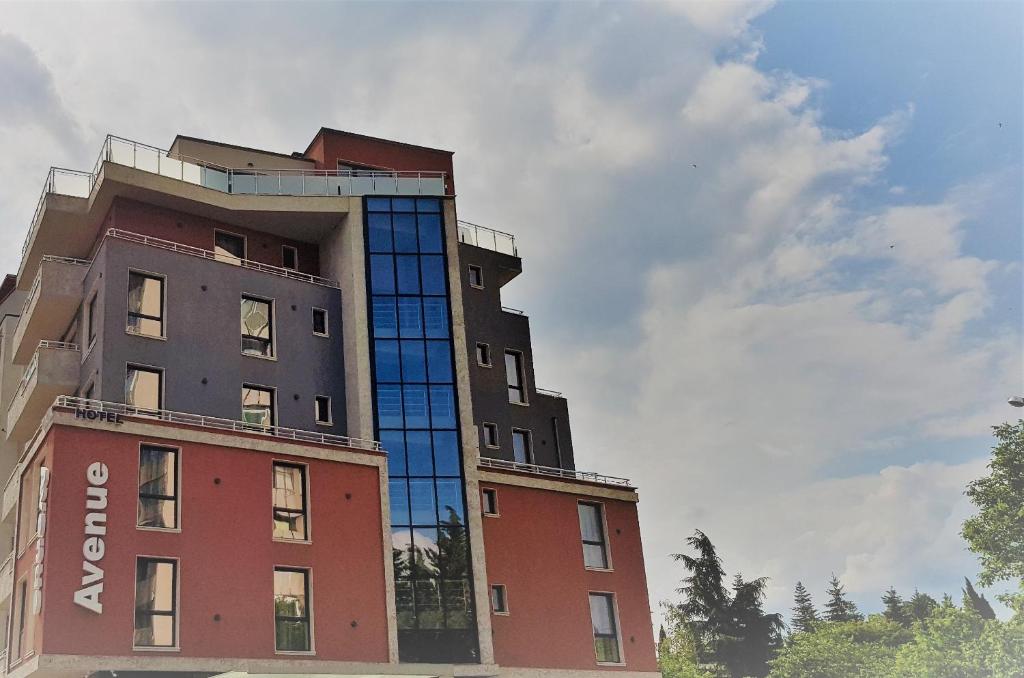 un edificio alto con finestre sopra di Хотел "АВЕНЮ" a Stara Zagora