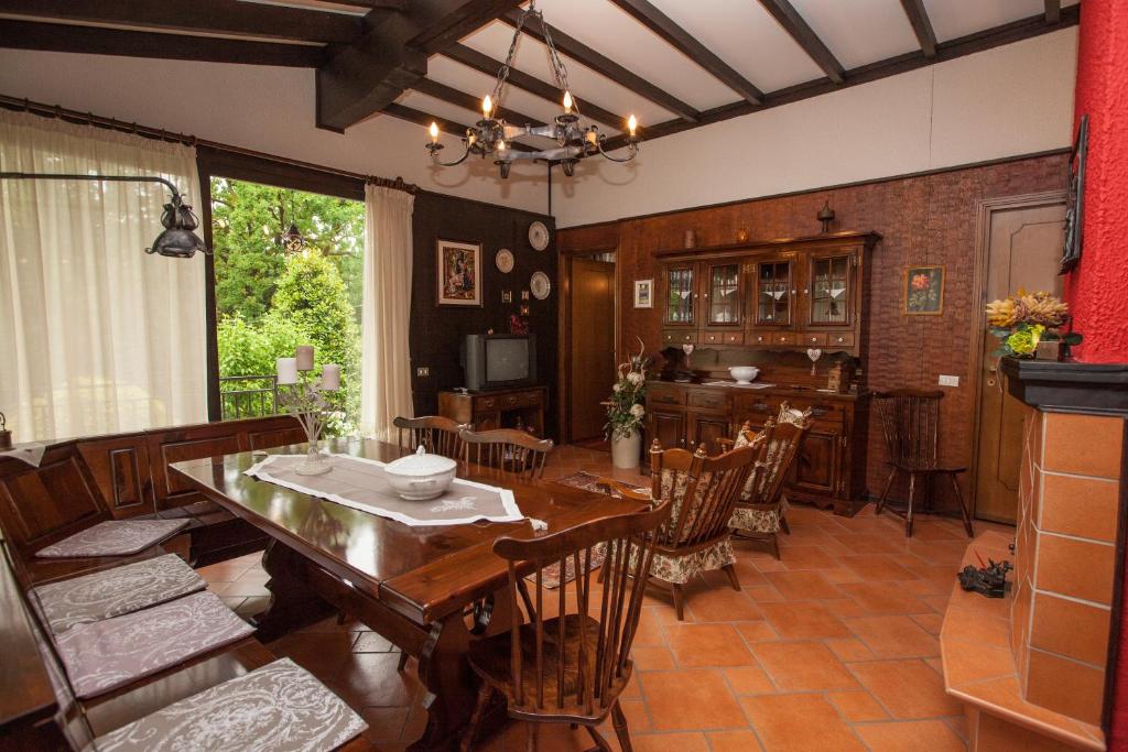 a dining room with a table and chairs at Cugi Bed and Breakfast in San Damiano dʼAsti