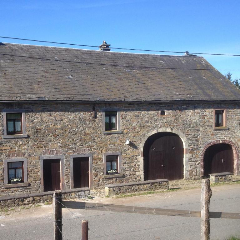 an old stone barn with two large doors at Vennhaus 33 pers in Waimes