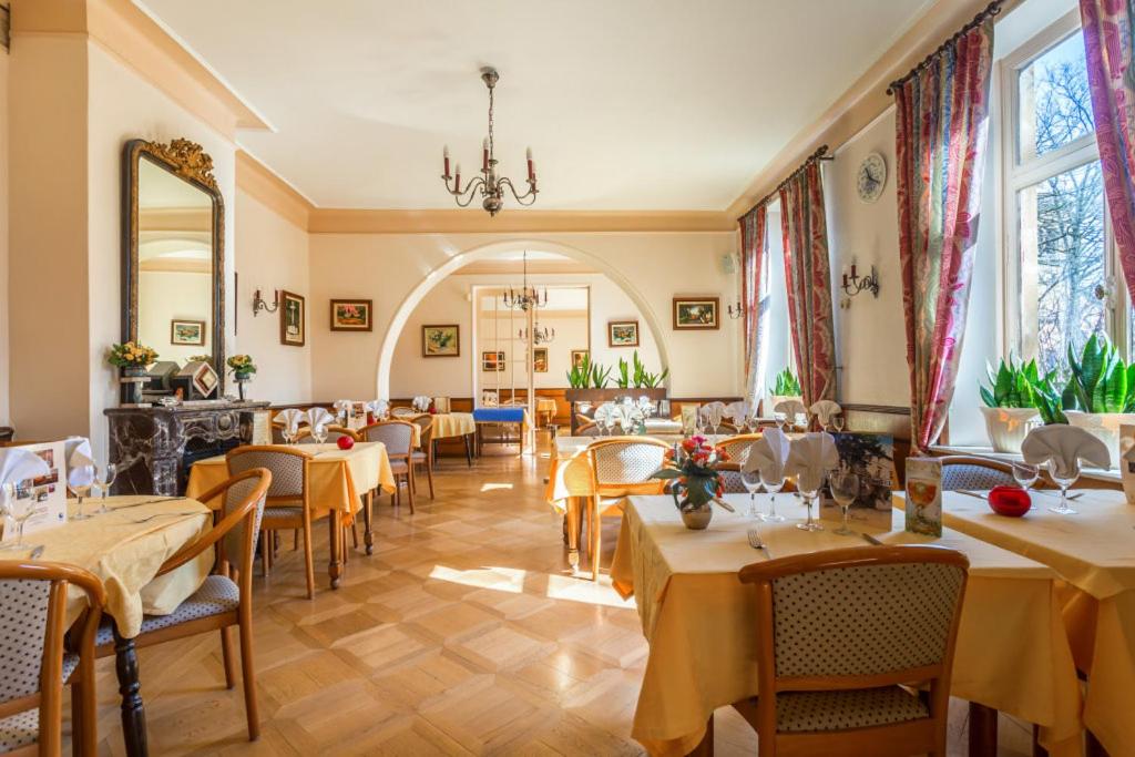 Restaurace v ubytování Logis Hotel Restaurant Remotel