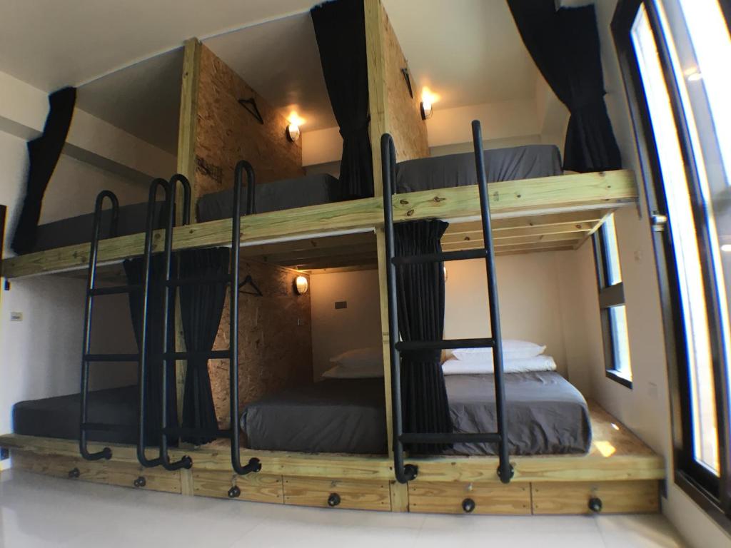 Palanda nebo palandy na pokoji v ubytování Wave backpackers