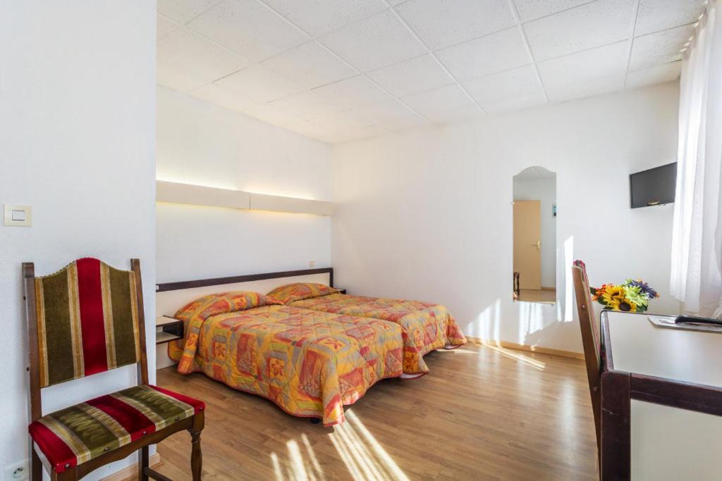 Postel nebo postele na pokoji v ubytování Logis Hotel Restaurant Remotel