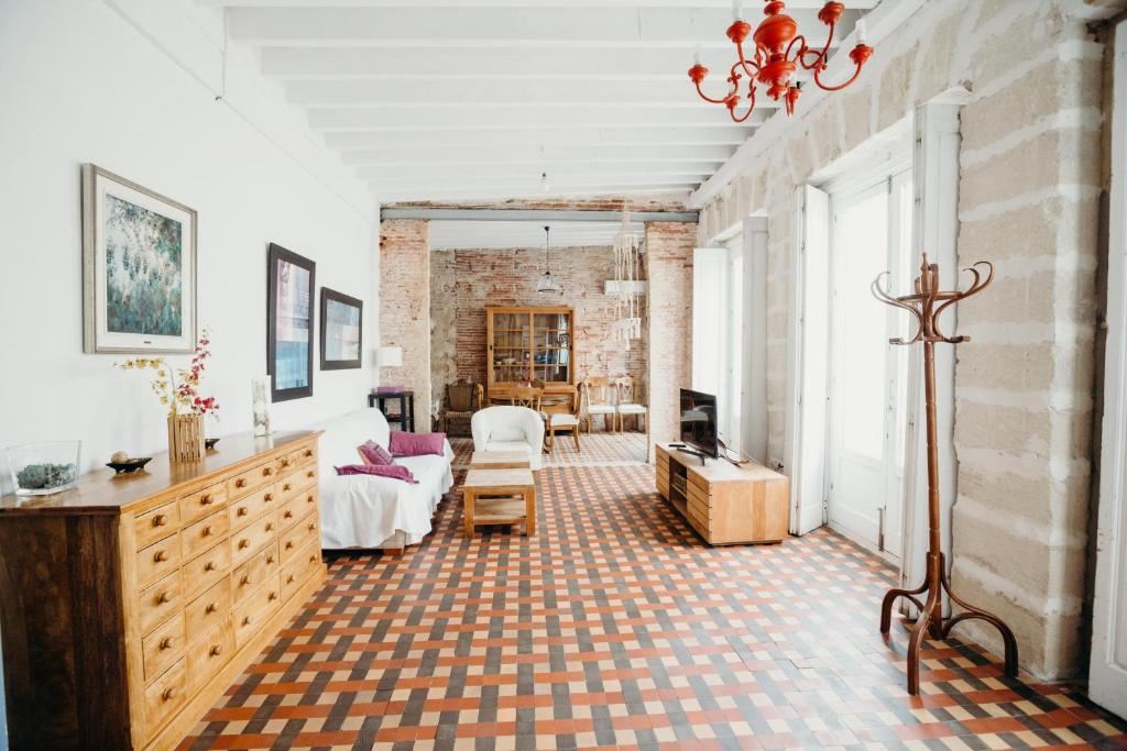 ein Wohnzimmer mit einem Sofa und einem Tisch in der Unterkunft Apartamento El Balcon de Cadiz in Cádiz