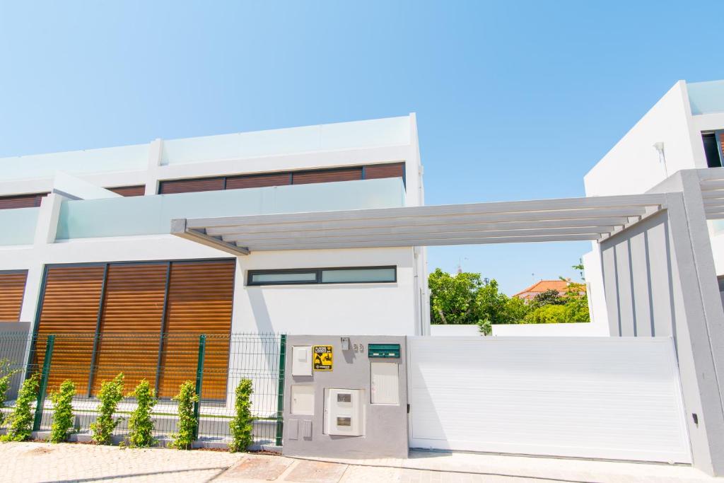 una casa con un parquímetro delante de ella en Golden Nelly By Algartur, en Luz de Tavira