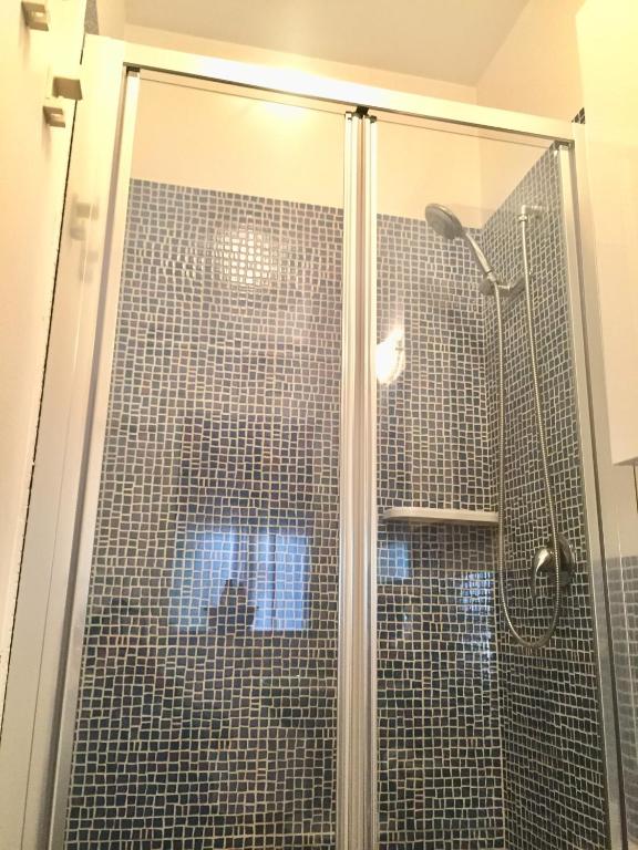 W łazience znajduje się prysznic ze szklanymi drzwiami. w obiekcie Apartment "da Max" w mieście Palermo