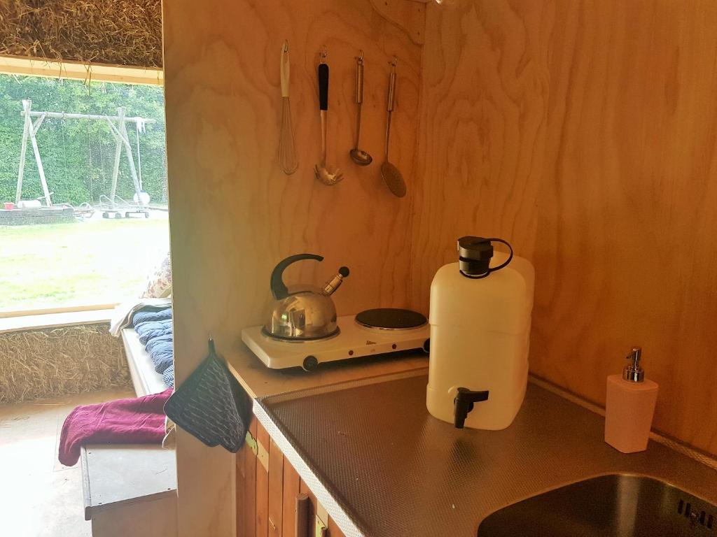 Kuchyň nebo kuchyňský kout v ubytování Minicamping Aan de Waterspiegel