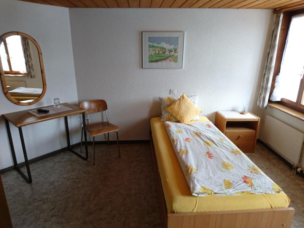 Postel nebo postele na pokoji v ubytování Gasthaus zum Ochsen