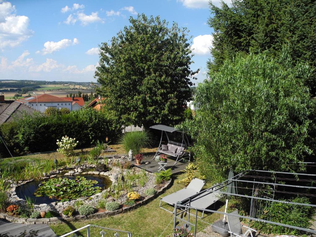 una vista aérea de un jardín con un estanque en Ferienwohnung Schneider, en Ormesheim