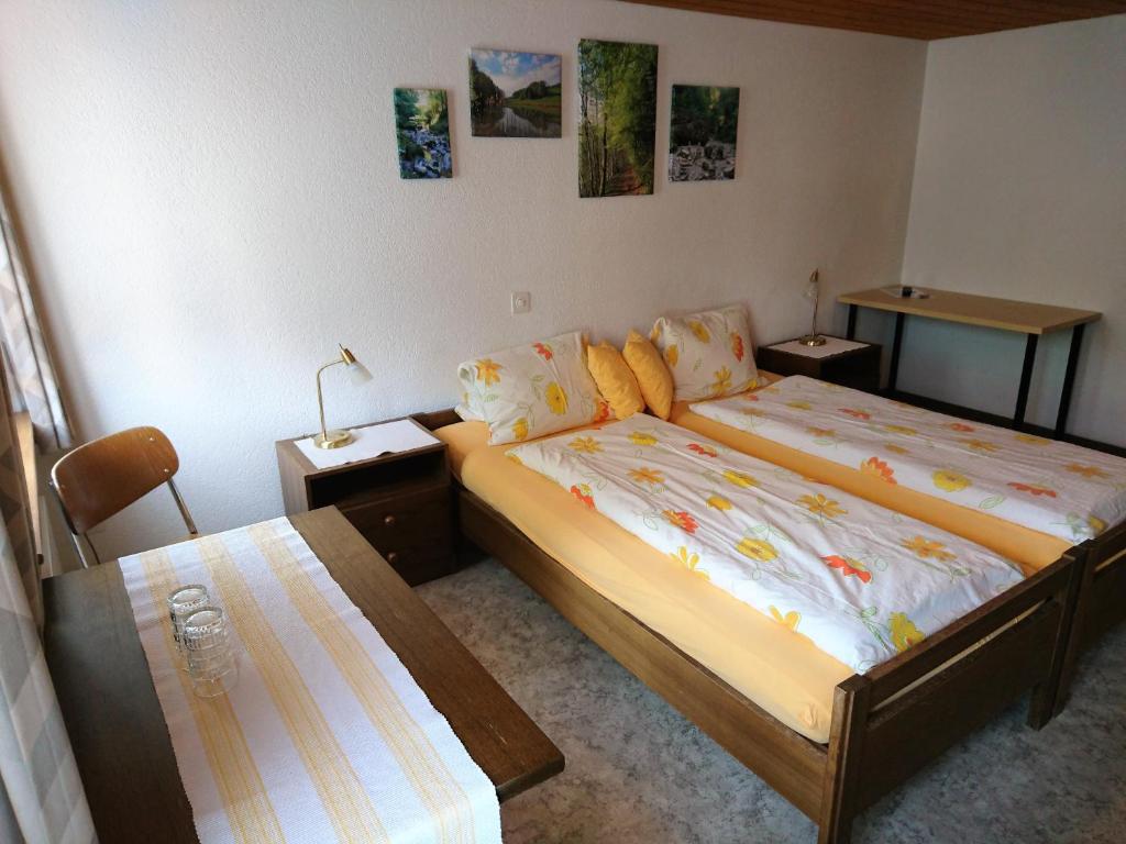 Postel nebo postele na pokoji v ubytování Gasthaus zum Ochsen