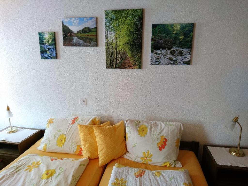 Postel nebo postele na pokoji v ubytování Gasthaus zum Ochsen