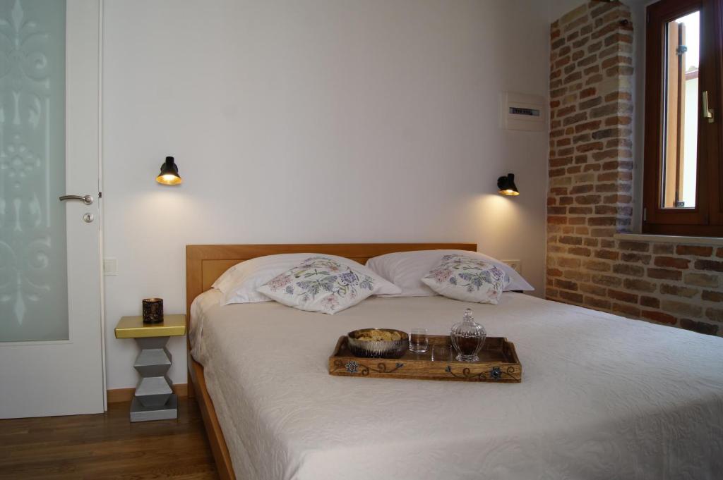 een slaapkamer met een bed en een dienblad bij Casa al Bocca del Porto in Chania