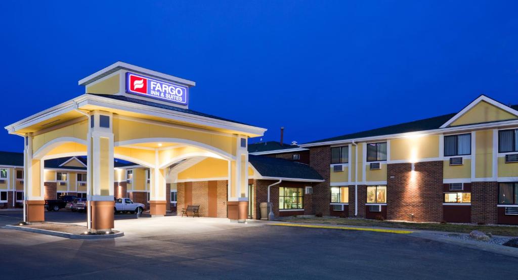 a hotel with a sign on top of it at Fargo Inn and Suites in Fargo