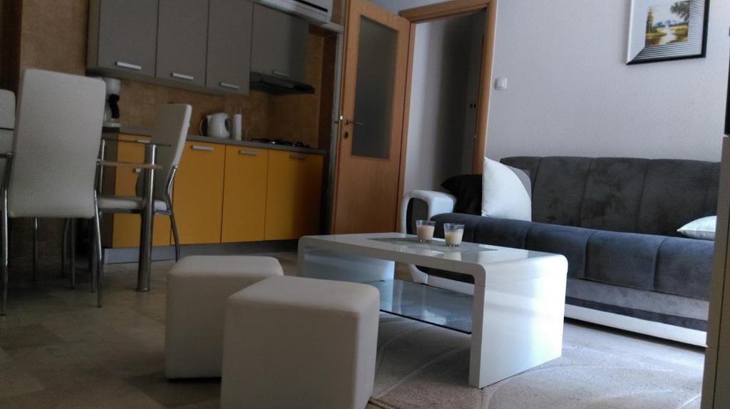 een woonkamer met een bank en een tafel bij Boro apartment in Kaštela