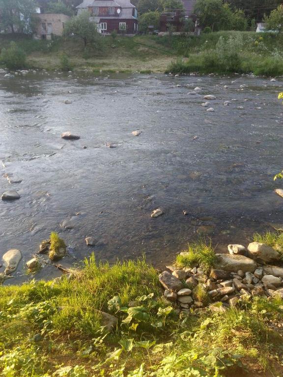 Výhled na řeku, která protéká v blízkosti venkovského domu
