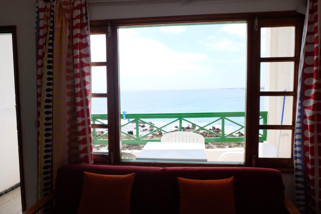 アリエタにあるSEA & RELAX - Apartament 1 drchaの海の景色を望む窓付きの客室です。