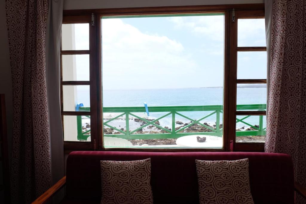 アリエタにあるSEA & RELAX - Apartament 1 Izqの海の景色を望む窓付きの客室です。