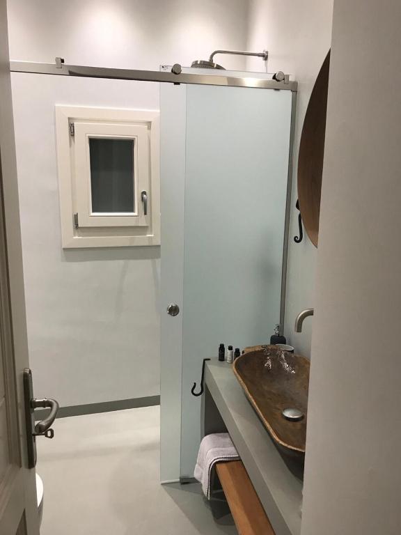 a bathroom with a sink and a mirror at Spitaki Serifos Studio in Rámos