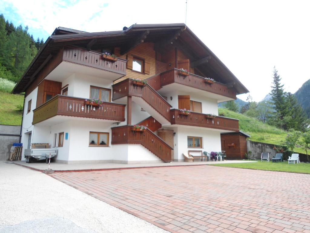 ein Gebäude mit Balkon auf der Seite in der Unterkunft Appartamenti Patrizia in San Pietro di Cadore