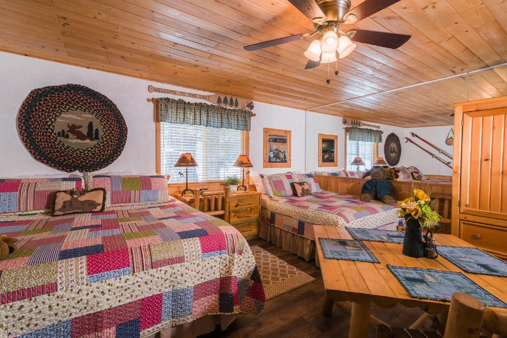 Fireside Lodge - Sala Familiar Con Rey Y Cama Queen