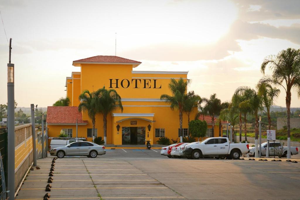 hotel z samochodami zaparkowanymi na parkingu w obiekcie Zar Queretaro w mieście Querétaro