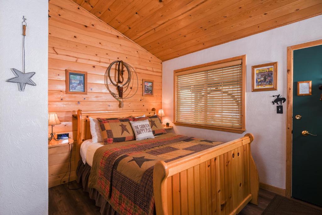 Fireside Lodge - Queen Room - True West