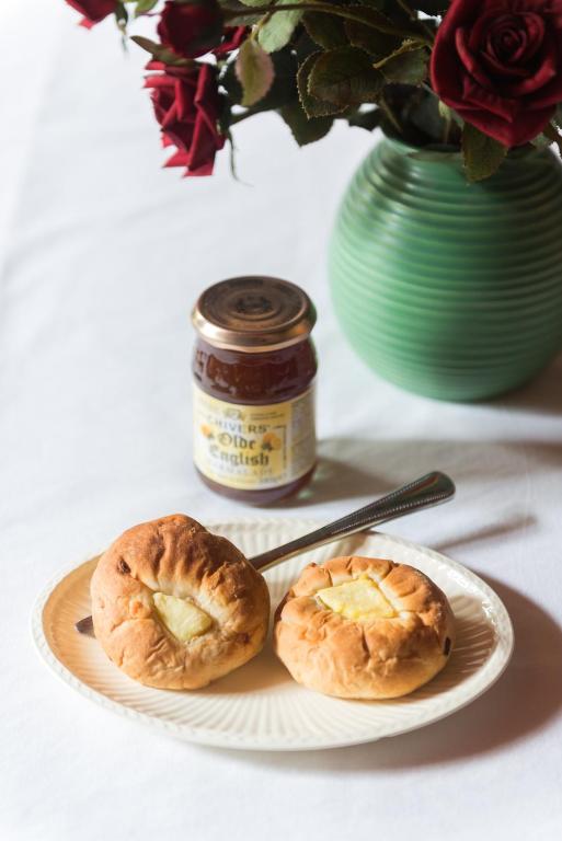 two pies on a plate with a jar of honey at de Boskpleats in Winsum