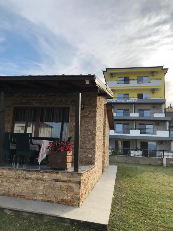 une maison avec une terrasse et un bâtiment dans l'établissement Apartments and Villas Janev, à Dojran