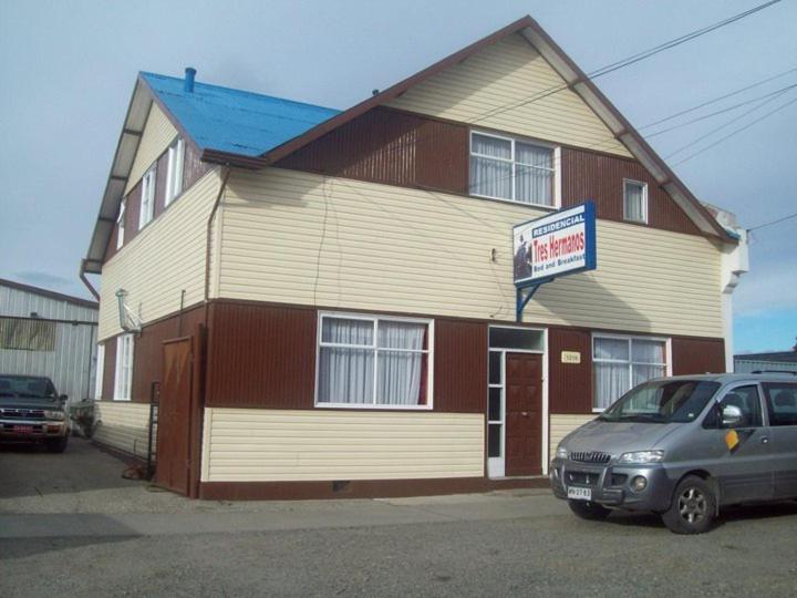 una casa con un coche aparcado delante de ella en Residencial Tres Hermanos, en Punta Arenas