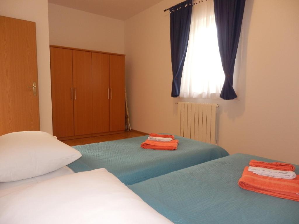 a bedroom with two beds and a window at Apartment Greta in Kanfanar