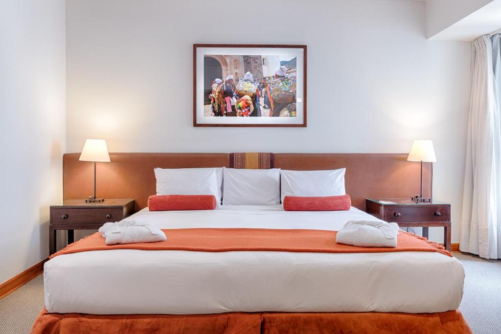 sypialnia z dużym łóżkiem i 2 szafkami nocnymi w obiekcie LP Los Portales Hotel Cusco w Cuzco