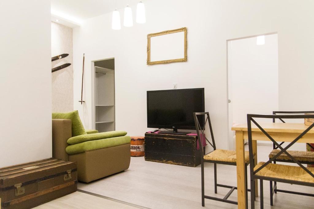 Televízia a/alebo spoločenská miestnosť v ubytovaní Cozy Apartment Budapest