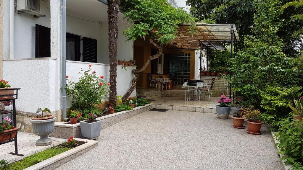 un cortile con piante in vaso in una casa di Accomodation Mirjana Rooms a Poreč (Parenzo)