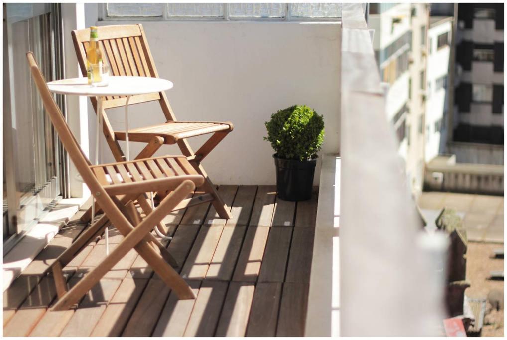ein Paar Stühle und ein Tisch auf dem Balkon in der Unterkunft Oporto Downtown in Porto