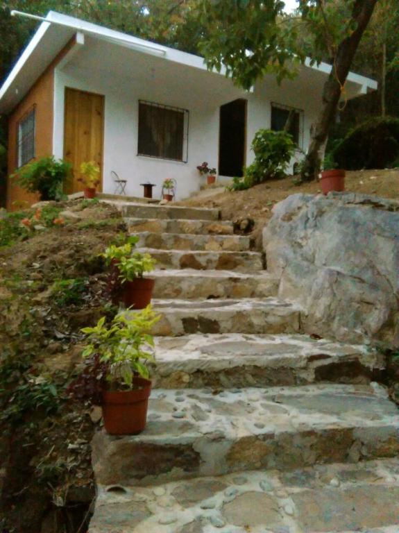 eine Treppe vor einem Haus in der Unterkunft Posada Cielito Lindo in Mazunte