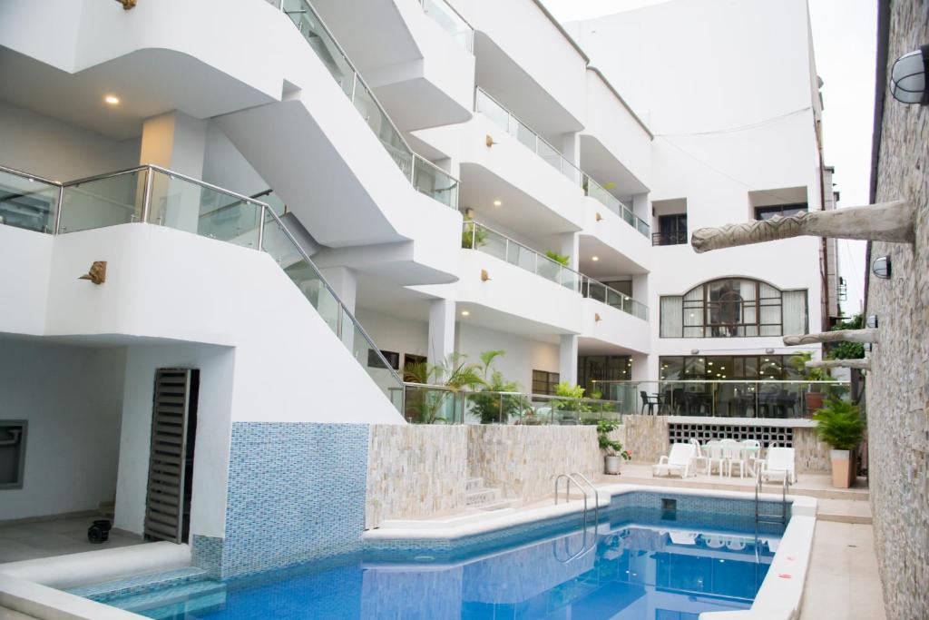 una vista exterior de un edificio con piscina en Hotel Dorado Barranquilla, en Barranquilla
