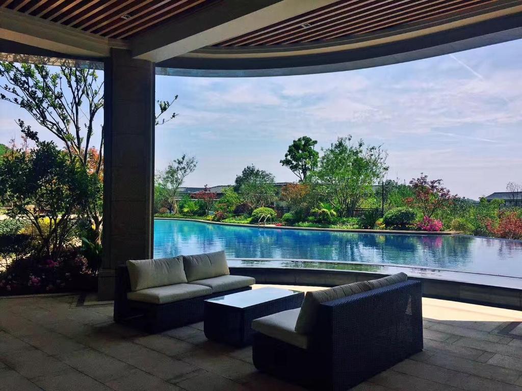 Der Swimmingpool an oder in der Nähe von Pinxiayuan Apartment in Lvcheng Resort