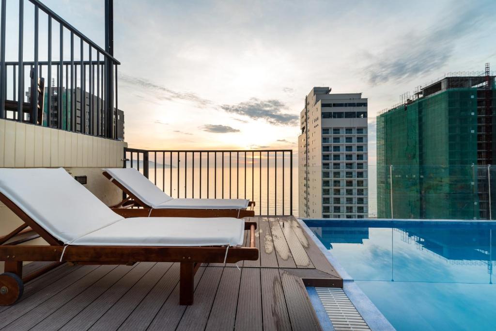 Bazén v ubytování Nhat Minh Hotel and Apartment nebo v jeho okolí