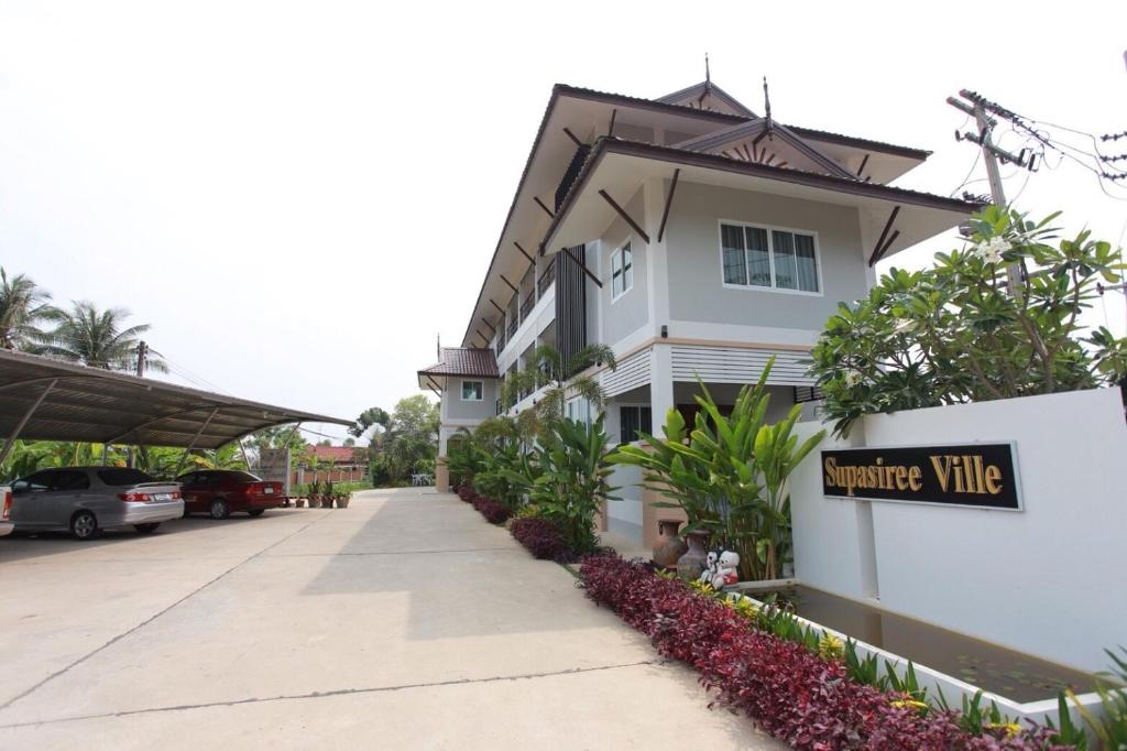 a building at the entrance to aventine villa at ศุภสิรีวิลล์ in Ubon Ratchathani