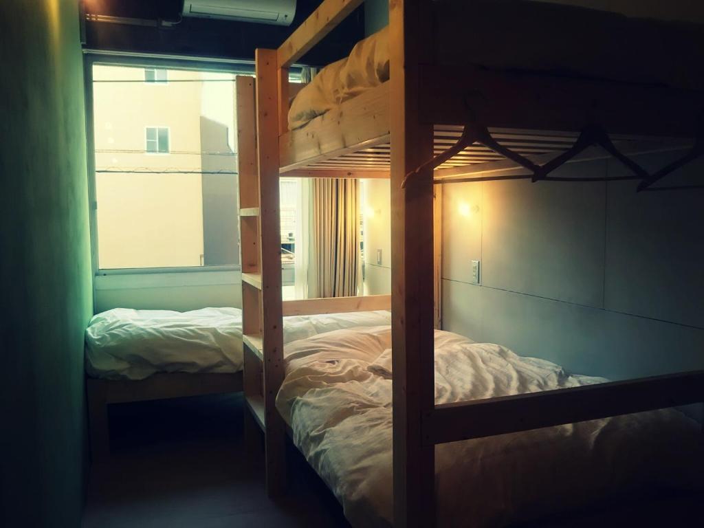 A bunk bed or bunk beds in a room at Tomarotto Hostel