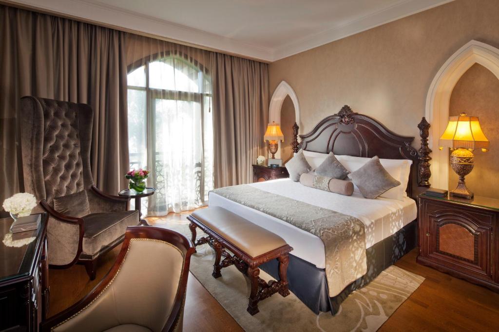 Postel nebo postele na pokoji v ubytování Jumeirah Zabeel Saray Dubai