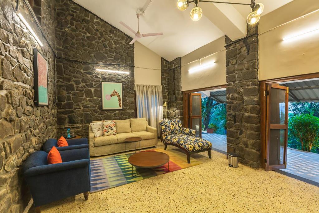 Posezení v ubytování SaffronStays Inverlochy, Lonavala - Charming Villa In Peaceful & Quiet Surroundings, Jacuzzi