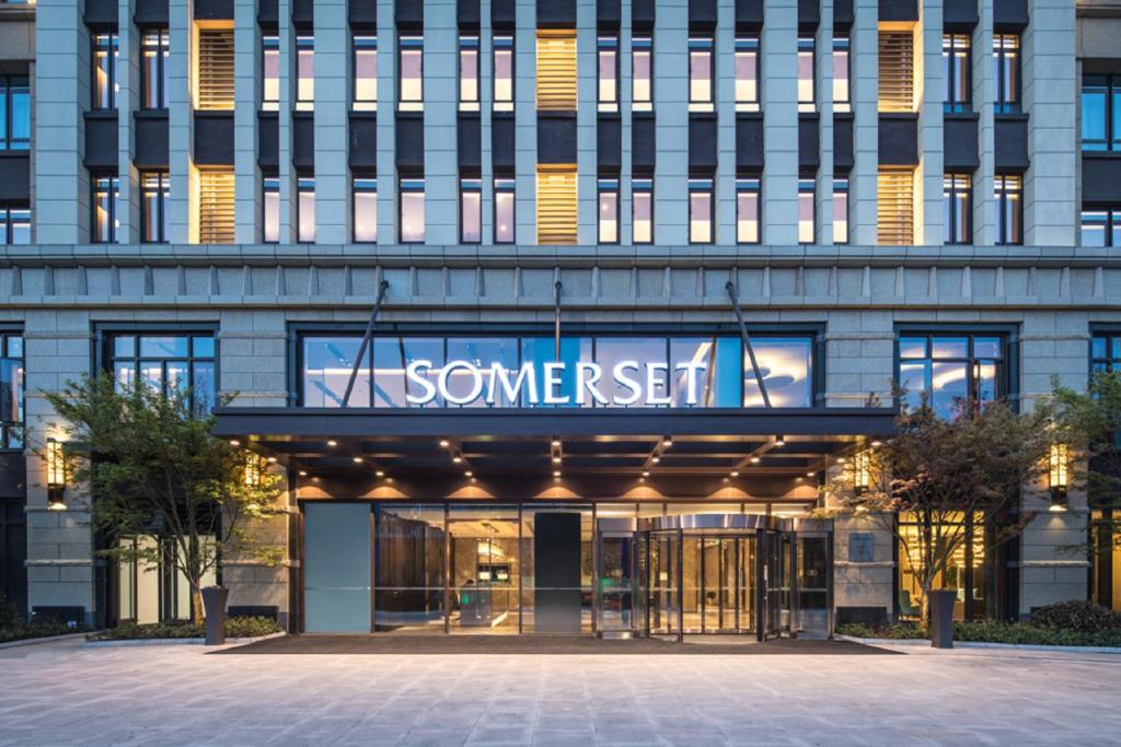 un bâtiment avec un panneau indiquant une sortie dans l'établissement Somerset Harmony City Wuxi, à Wuxi