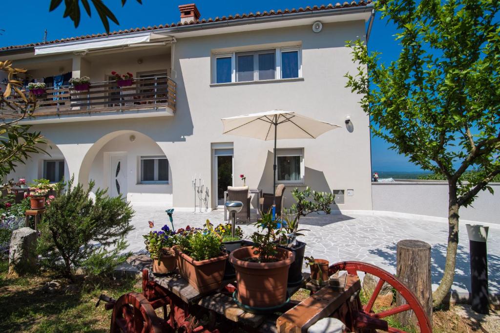 Cette villa offre une vue sur l'océan. dans l'établissement Apartments Laura, à Krk