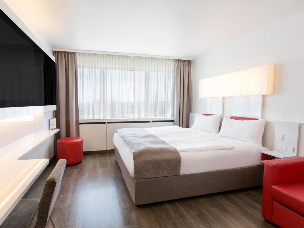 Uma cama ou camas num quarto em DORMERO Hotel Stuttgart