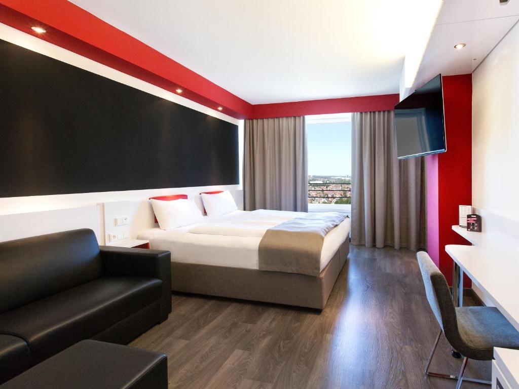 Uma cama ou camas num quarto em DORMERO Hotel Stuttgart