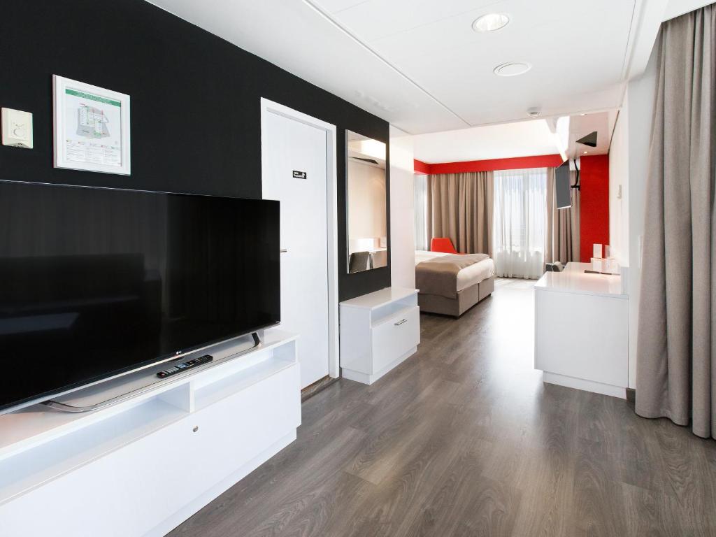 Uma televisão e/ou sistema de entretenimento em DORMERO Hotel Stuttgart