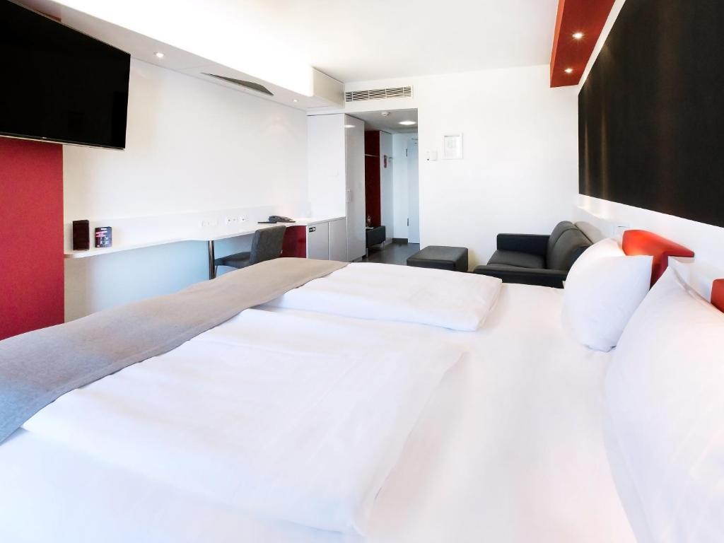Uma cama ou camas num quarto em DORMERO Hotel Stuttgart