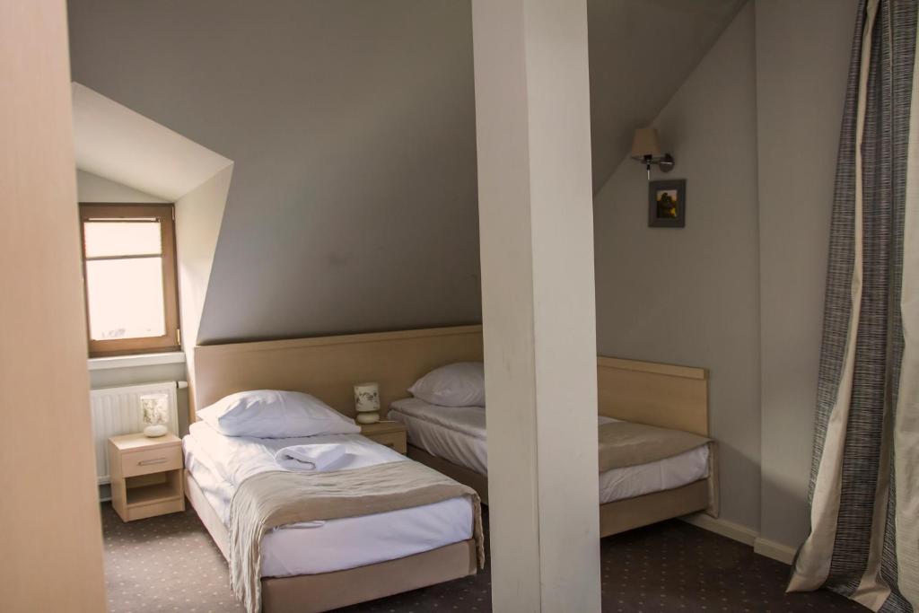 Dworek Jabłonna - 4