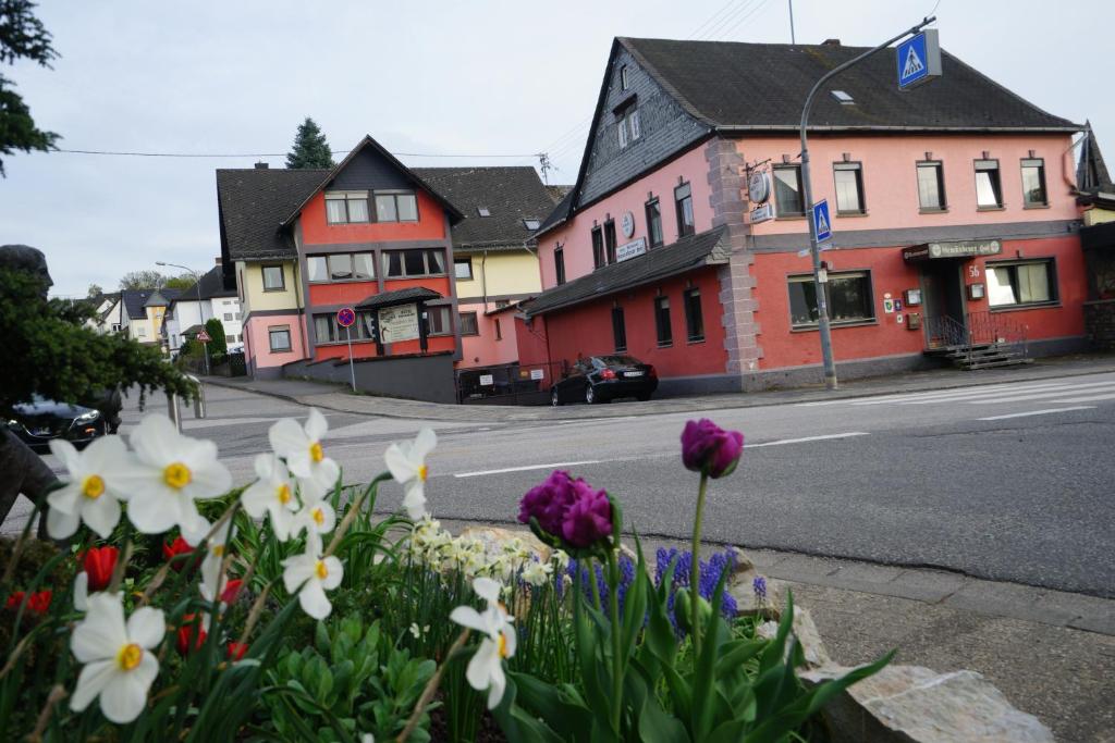 Gemündener Hof في Gemünden: شارع به زهور على جانب الطريق