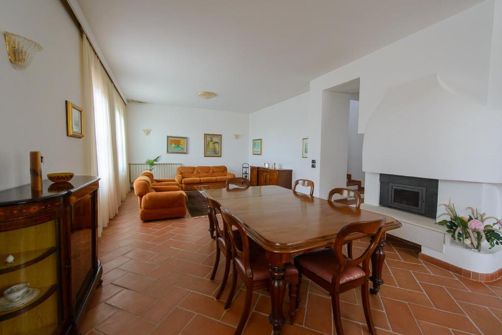 Posedenie v ubytovaní B&B Li Fringi